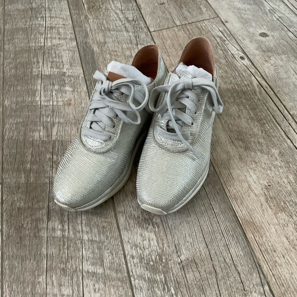 KENNETH COLE Gentle Souls Raina Silver Sneaker